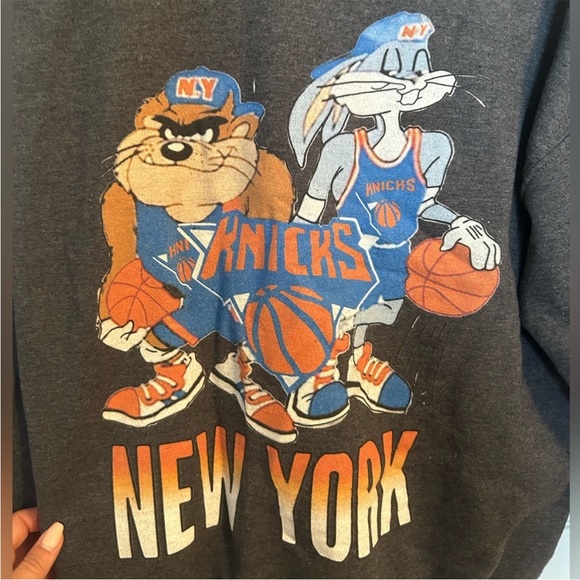 {GILDAN} Looney toons Knicks crewneck - Picture 6 of 7